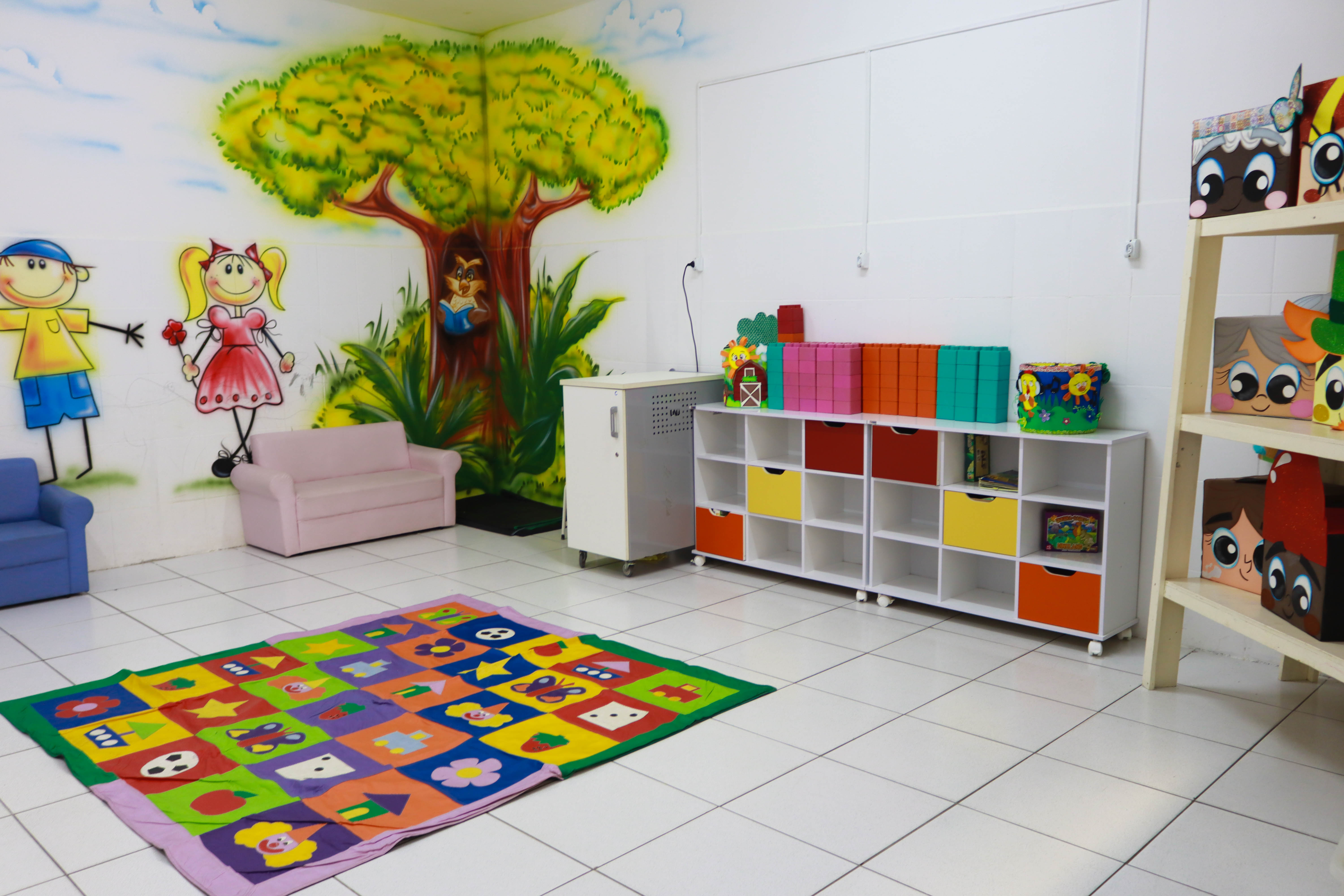 Crianças sentadas em um cantinho de leitura