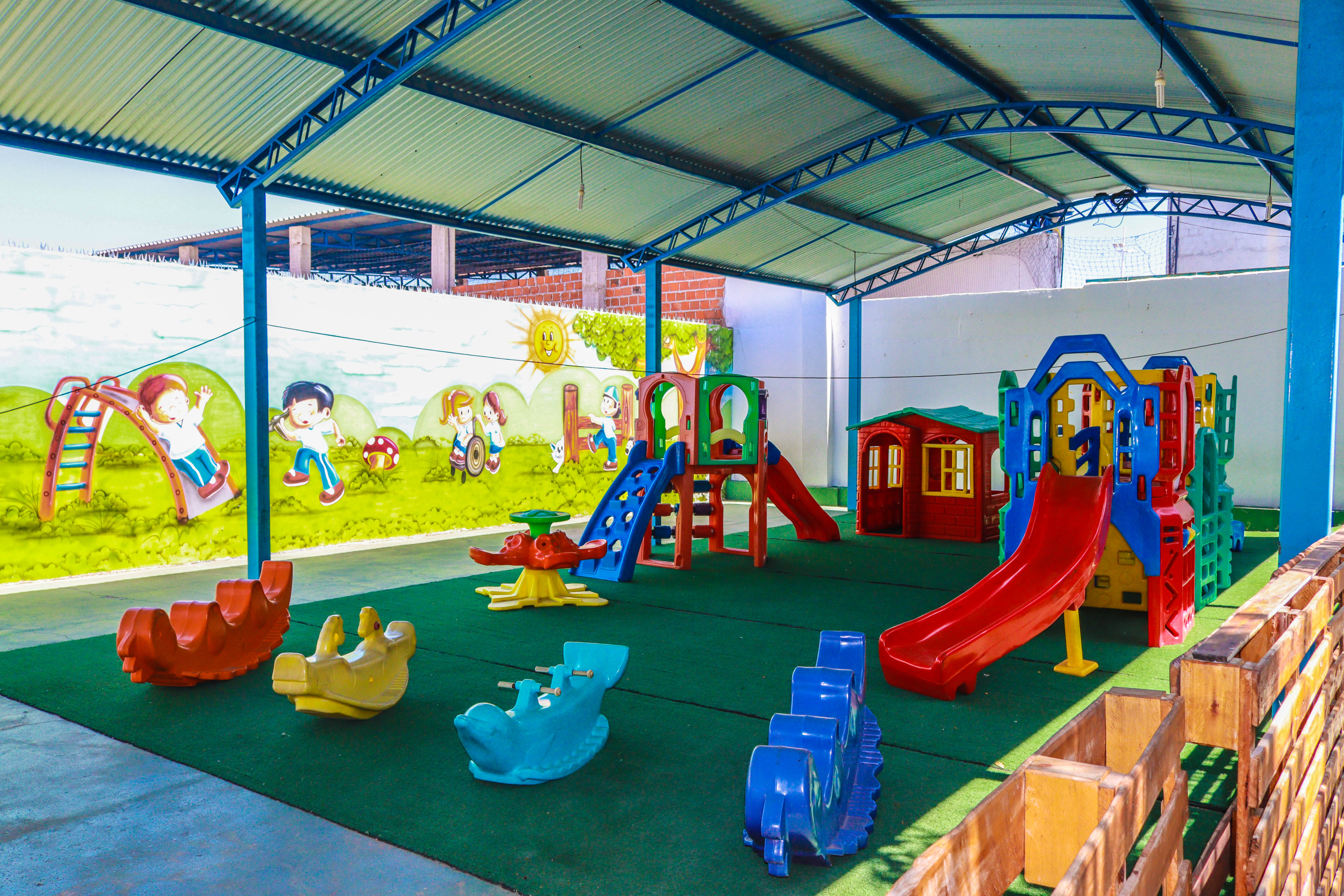 Playground ao ar livre com brinquedos